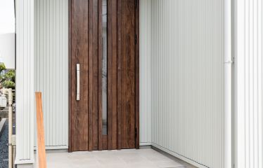 玄関とバルコニーの軒天は同じグレージュ系のカラーで統一され、外観の上品なアクセントに。