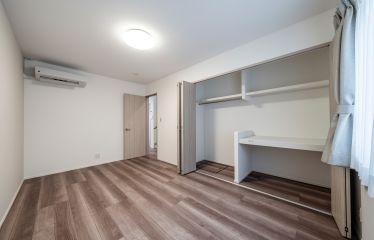 1Fの洋室には大容量のクローゼットを完備。すっきりとした収納が可能です。