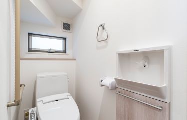 トイレには収納付きの手洗いを設置して、快適な使い心地を実現。