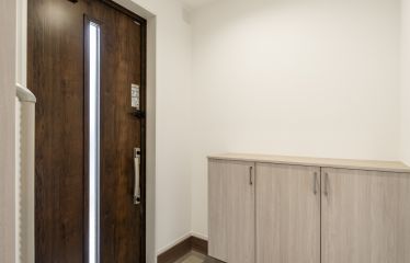 玄関はシンプルですっきりとした印象に。シューズクローク下のスペースには、スリッパなども収納できます。