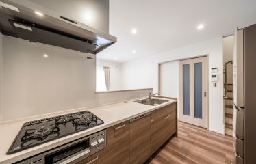 キッチンはブラウンの木目調を採用。床と調和し重厚感のある空間に。