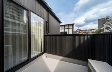 寝室にウォークインクローゼットを採用し、バルコニーがリビングとも寝室とも隣接していることで、洗濯⇒干す⇒収納がスムーズに行える家事動線になっています。