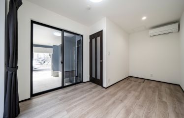 1階の部屋からは、愛車を眺めることができる間取りになっており、車好きにはたまらない最高の空間です。