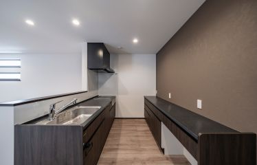 キッチンにはダークブラウンの石目調アクセントクロスを採用。深みのある色で上質な高級感を演出。