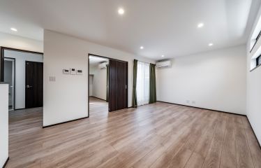 1階は書斎とインナーガレージ、2階にリビングと水回りを配置することで生活の動線は2階だけで完結。ほぼ平屋として生活が可能に！