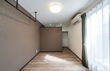 寝室はダークブラウンのクロスとブラックのハンガーパイプがマッチして上品な雰囲気に。オープンクローゼットが開放感をプラス。