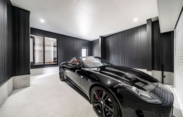 書斎や玄関からアクセスできるガレージ。シャッターを閉めれば、家とひと繋ぎのプライベート空間に。