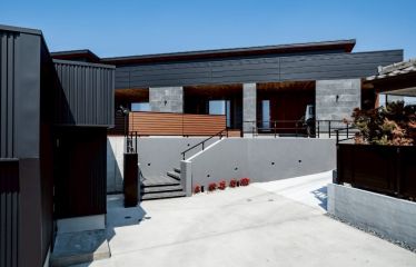 ガレージから住空間へとつながる階段は、グレーの塗り壁に埋め込み照明をあしらい、洗練されたクールな印象に。