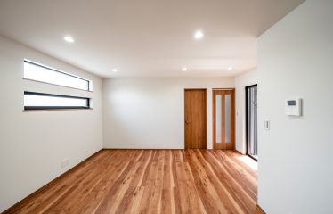 全居室をライトグレー×ウッドでコーディネートし、家全体に落ち着きのある統一感を生み出すことで、どこにいても心地よさを感じられる空間に。