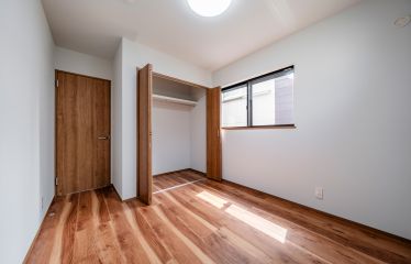 平屋の開放感を大切にしつつ、居室もしっかり3室ご用意。プライベートの確保と、平屋ならではの温かなつながりの両方を実現しました。