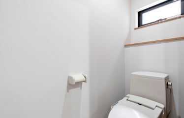 清潔感のある白を基調に、ペカン柄の天然木風の素材感が落ち着きと温かみを感じさせる空間です。