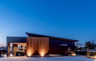 美しい木目が印象的なレッドシダーの外壁が、玄関の目隠しを兼ねながら、外観に洗練されたアクセントを加えます。