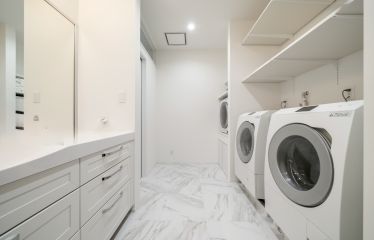 白で美しく統一されたパウダールームは、広々とした空間とホテルライクな上質さ、清潔感が魅力です。