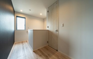 ダークカラーのアクセントクロスがシックかつスタイリッシュな雰囲気に。玄関とさりげなくリンクし、統一感を演出。