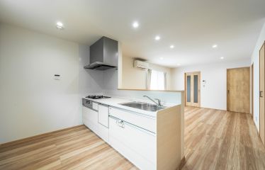 木のぬくもりと白を基調にした、シンプルなダイニング。平屋ならではのつながりが、家族の会話を自然と育みます。