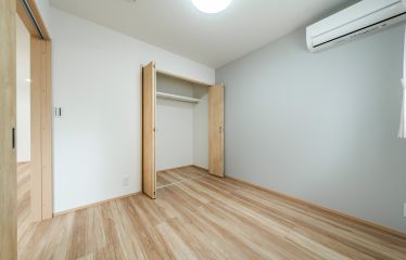 洋室は2部屋とも、クローゼット付きで使い勝手よく。1部屋はグレーのアクセントクロスで、さりげない落ち着きを添えました。