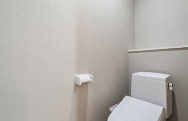 ベージュのクロスがやさしく落ち着いた印象に。リビングから出入口が見えない、平屋ならではの工夫も。
