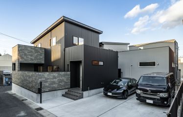 ブラックでまとめたクールな外観。テラスは外からの視線を程よく遮り、プライベートを守っています。