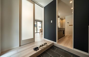 広々とした玄関は、キッチンとリビングの両方にアクセスできる2way動線。買い物帰りにはスムーズにキッチンへ荷物を運べます。