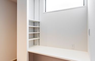 キッチン横のワークスペースは、お子さまの勉強や趣味、読書など多彩なシーンで活躍します。窓を設けて明るく開放的な空間に仕上げました。