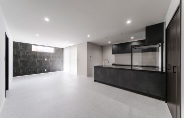 ゴールドのラインが映える大理石調のアクセントクロス。高級感とエレガンスを備えた印象深いデザインで、空間をぐっと格上げします。