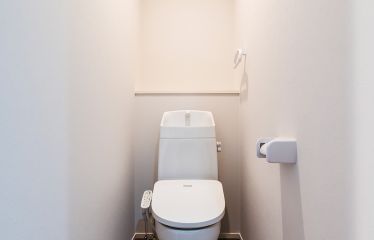 白を基調にした清潔感のある空間に、キャメルの床がやわらかな温もりを添えます。フチなし設計で掃除もスムーズに。