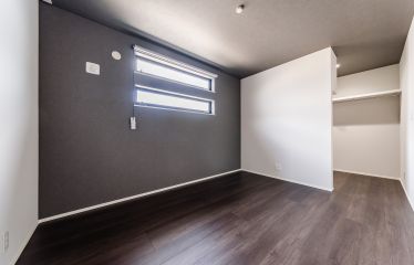 モルタル調で揃えた天井と壁のクロスが醸すマテリアルな質感。落ち着きと上質感に包まれる寝室です。