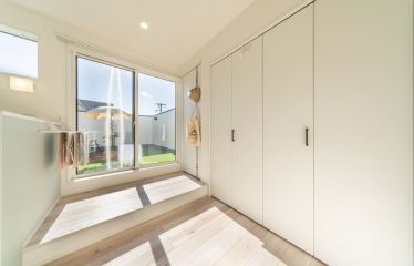 バルコニーに繋がるホールには収納たっぷり