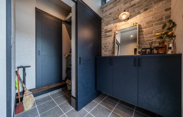 ヴィンテージ感のあるブロックが目を惹く玄関。 シューズインクローゼットからキッチンへも抜けられる2way動線です。