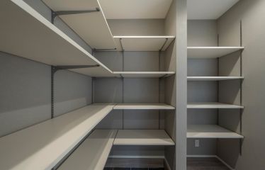 可動棚でアレンジ自在のシューズクローク。靴だけでなく、季節物やアウトドア用品もたっぷり収納できます。