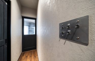 遊び心あふれるメタルのトグルスイッチが、廊下のアクセントに。細部までこだわった空間づくりが感じられます。