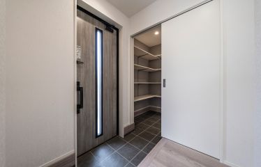 大容量のシューズクロークは、キッチンへ直接つながる便利な動線がポイント。扉付きで見た目もすっきり。