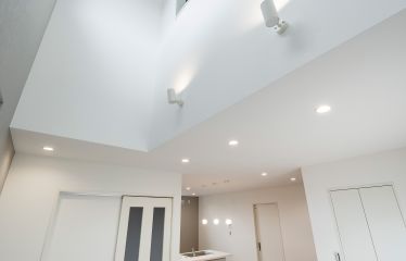開放感あふれるリビングの吹き抜け。白をベースにした空間に、グレーのアクセントが映えるギャラリー風デザインです。
