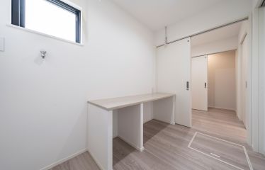 広々としたランドリーには洗濯物を広げられるカウンターも完備。洗う、干す、仕舞うまでひとつの空間で完結します。