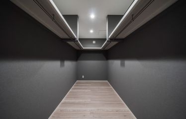 2Fのファミリークロークは家族分の衣類をたっぷり収納。高級感のあるクロスで、まるでホテルのような雰囲気に。