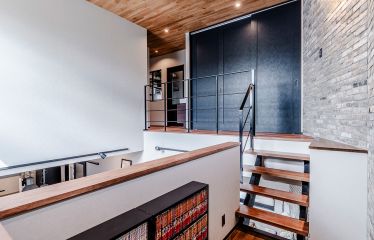2階へ続く踊り場を有効活用。将来は正面の壁に映画を映してシアタースペースにする計画を、こっそり教えてもらいました。