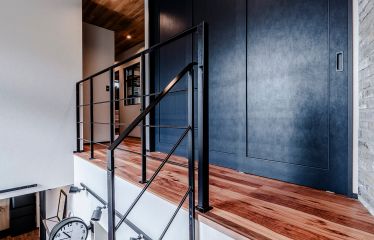 2階クローゼットは夫婦専用。 吹き抜けから見上げてもかっこいい、エイジング加工風のマットネイビーのドアを採用しました。