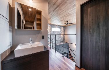 2階の洗面は奥様のご要望。家全体のイメージを大切にしたデザインで、ご主人も便利さに満足されています。