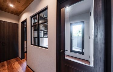 2Fサンキャビンは長期保管やお酒の収納に。窓を大きく取り、キャビン内だけではなく廊下まで明るい光を取り込みます。