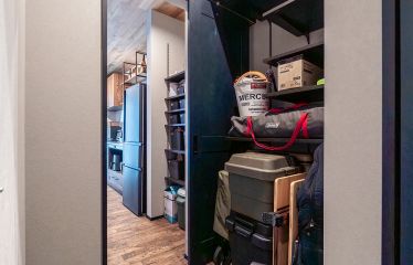 シューズインクローゼットは 趣味のキャンプ用品やBBQ道具もスマートに収納できる設計。キッチンパントリーへも繋がり買物の収納もらくらく。