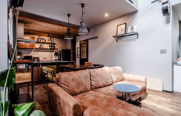 ワイルドグレードのフローリングが空間に絶妙にマッチ。アンティーク調で傷が目立ちにくいので、小さなお子さまとの暮らしも安心です。