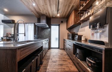 打ち合わせ前からご主人がこれだと決めていた、無垢材でできた「木のキッチン」。使い込むほど風合いが増し、経年変化も楽しめます。