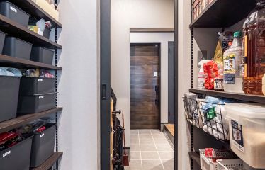 大容量で使い勝手抜群のキッチン横パントリー。玄関とも繋がる導線で、暮らしの効率と利便性を高めます。