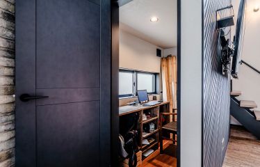 階段下の秘密の隠れ家。コンパクトながら窓や換気扇も備え、仕事やオンライン作業などに便利なプライベート空間です。