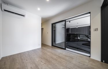 大きな窓からガレージを望む書斎。車がディスプレイのように映える、大人のプライベート空間。趣味や仕事の時間を贅沢に楽しめます。