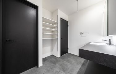 洗面には可動式のリネン棚を完備。ウォークインクローゼットに直接アクセス可能で、洗濯の一連の動作がスムーズに完結します。