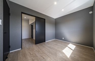 石目調のクロスが空間に洗練された落ち着きをプラス。3帖のウォークインクローゼットを抜けて洗面室へもアクセス可能です。