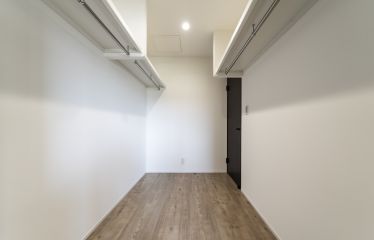 寝室と洗面の2方向からアクセスできるウォークインクローゼット、大容量で洋服だけではなく季節のアイテムもすっきり収納できます。