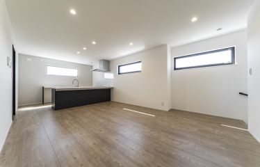 太幅のフローリングで、カフェライクなリビング。木目の節が温かみを添えます。照明は全てダウンライトにしてすっきりと。