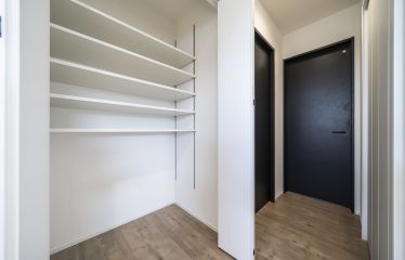 周りと調和する白のリビング収納。取手レスデザインですっきりとした印象に仕上げています。